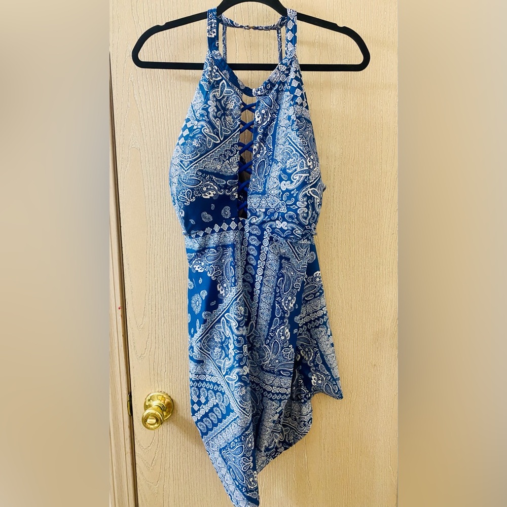 Swim Cacique Blue/White Bandana Pattern Swim
Top & Black Slitted Swim Skirt Set